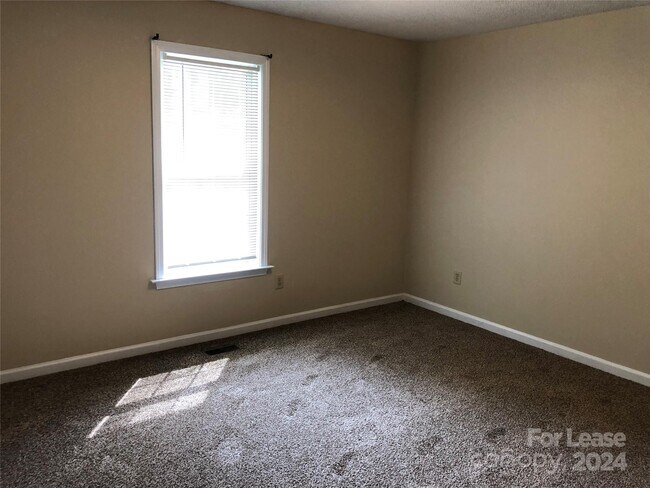 Building Photo - 703 Battleground Rd