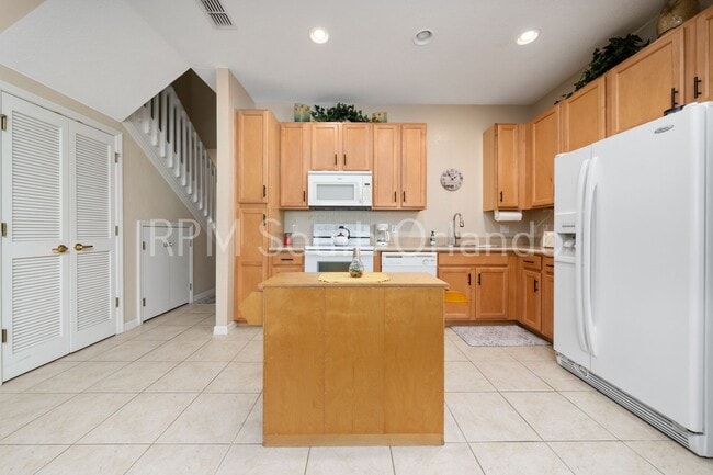 Building Photo - Coral Cay Resort 5/3 furnished or unfurnished