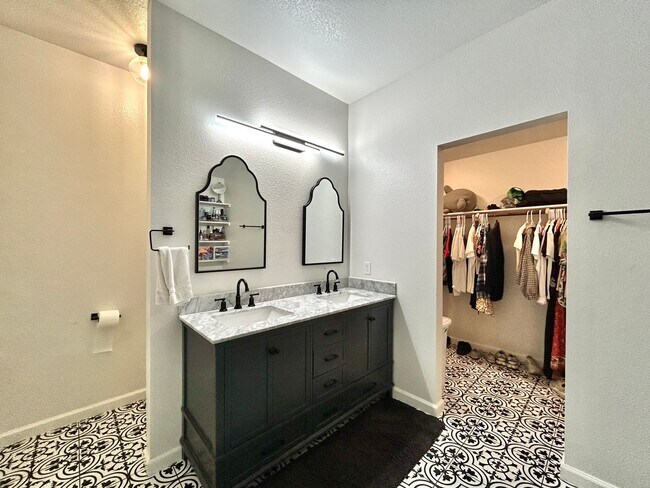 Building Photo - Stunning 3/BR 2/BA Home with Spacious Back...
