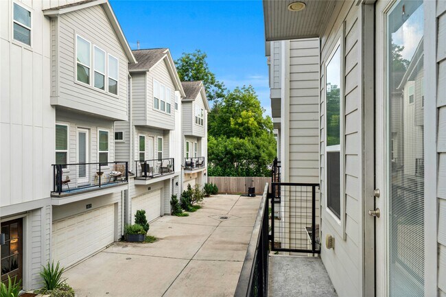 Building Photo - 420 W 28th St