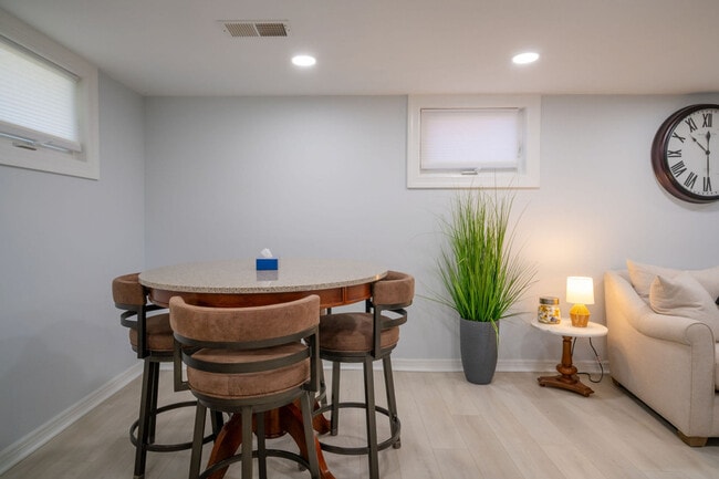 Building Photo - 525 Circle Dr