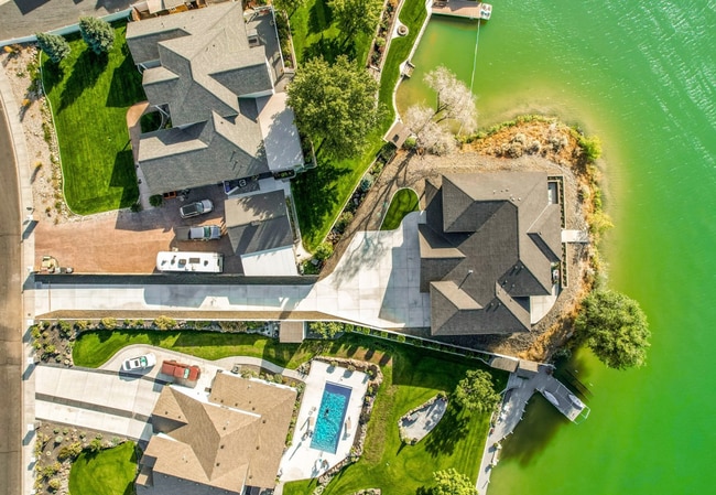 Building Photo - Stunning Large Custom Built Home On the Lake!