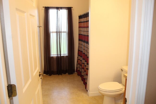 Building Photo - Spacious 3/2 Home in Sunny Hills w/ 2-Car Garage