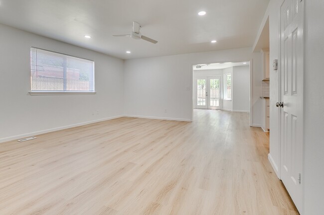 Building Photo - 1430 Westbrooke Terrace