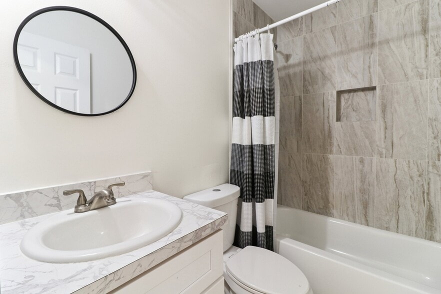 Building Photo - 839 Commodore Dr NW