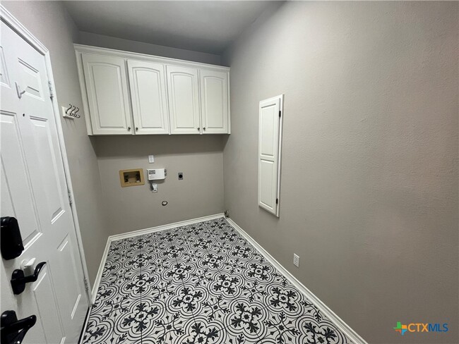 Building Photo - 2013 Highland Dr