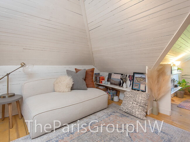 Building Photo - Remarkably Remodeled Queen Anne Home w/Air Conditioning!