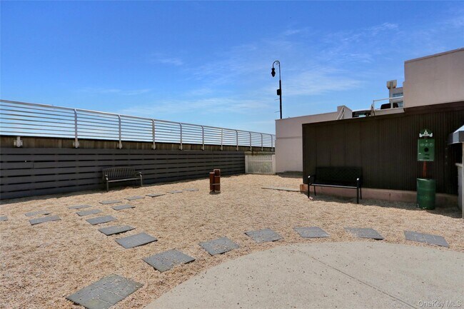 Building Photo - 100 W Broadway