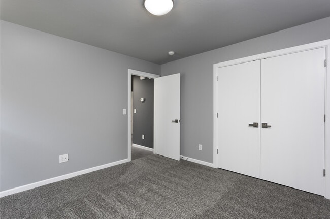 Building Photo - Stylish, Modern, Nearly New | 4-Bed | 2-Ba...