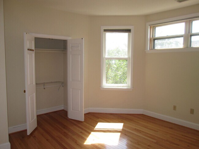 Building Photo - Logan Circle Centrally Located near Dupont...