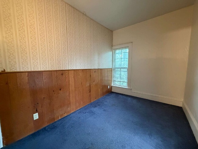 Building Photo - 3 Bedroom Student Rental New UW-Eau Claire - Available Now!