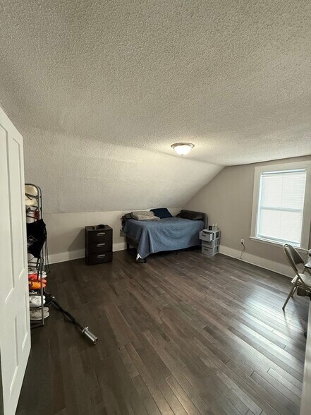 Building Photo - 86 Oak St