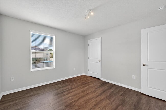 Building Photo - Stunning 5 bed/ 2 bath