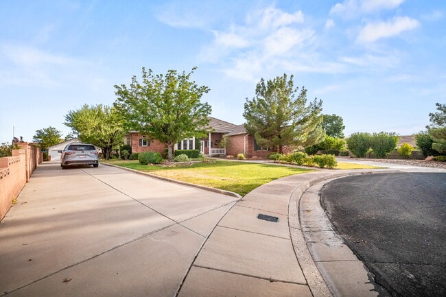 Building Photo - "Spacious 4-Bedroom, 4.5 Bathroom 4792 sq. ft. Retreat with Scenic Views and Cozy Fireplace in St...