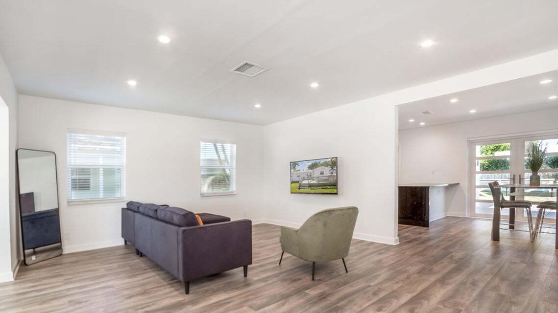 Living room facing west. - 121 George Bush Blvd