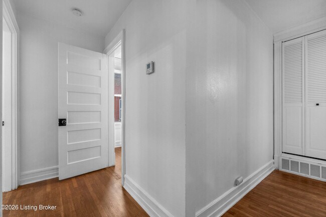 Building Photo - 409 W Gaulbert Ave