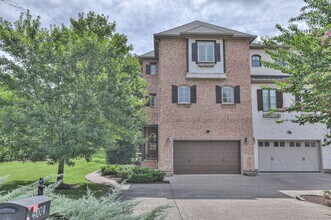 Building Photo - Stunning Executive Townhome in the Heart of Green Hills