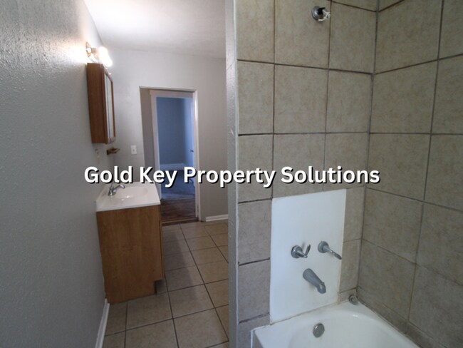 Building Photo - 816 W 11th St