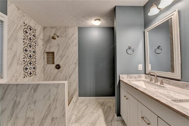 Building Photo - 310 Andrew Ridge Dr