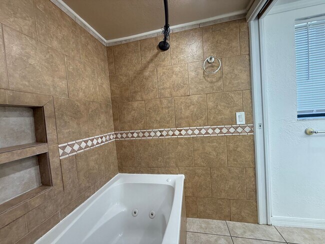 Building Photo - Spacious 2 bedroom 2 bathroom condo in gated community LEASING SPECIAL: HALF OFF 1 MONTH'S RENT F...