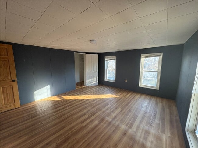 Building Photo - 16 Elm St