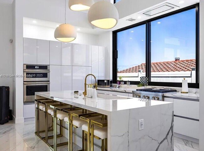 Building Photo - 2225 NE 19th St