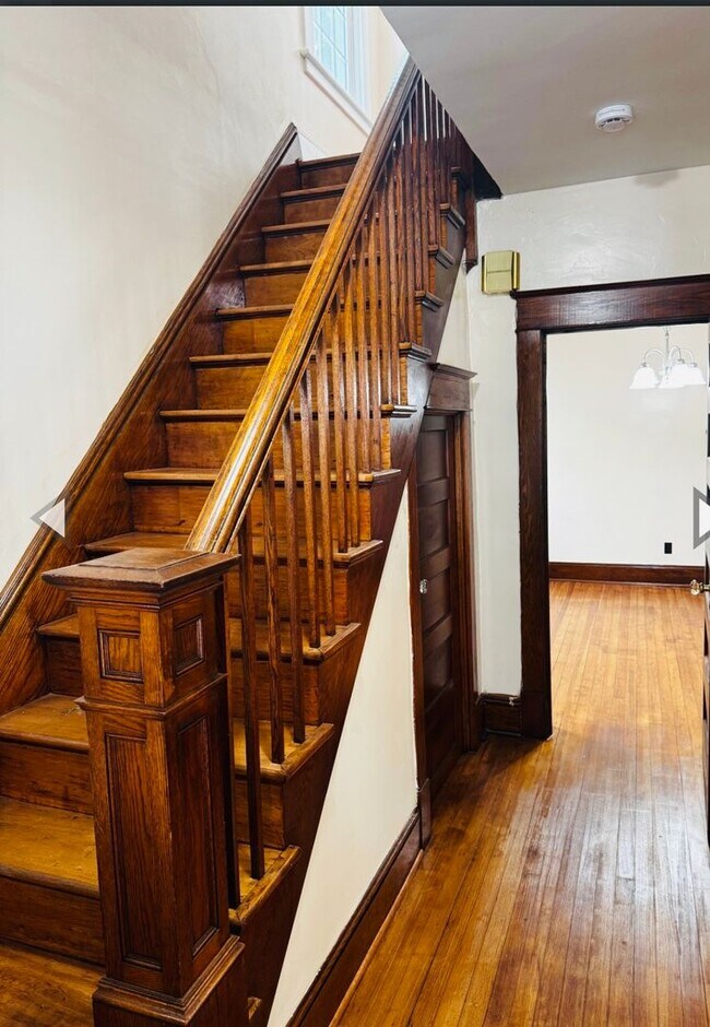 Building Photo - Private room available in clean, well maintained home - UTILITIES INCLUDED