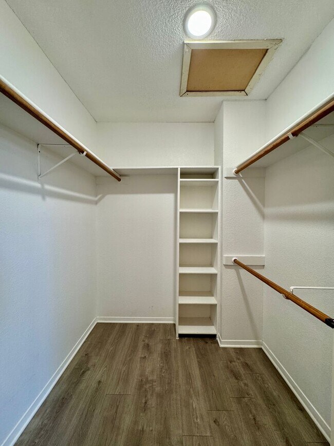 Building Photo - Townhome