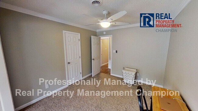 Building Photo - Beautifully Updated with Fenced Yard and O...