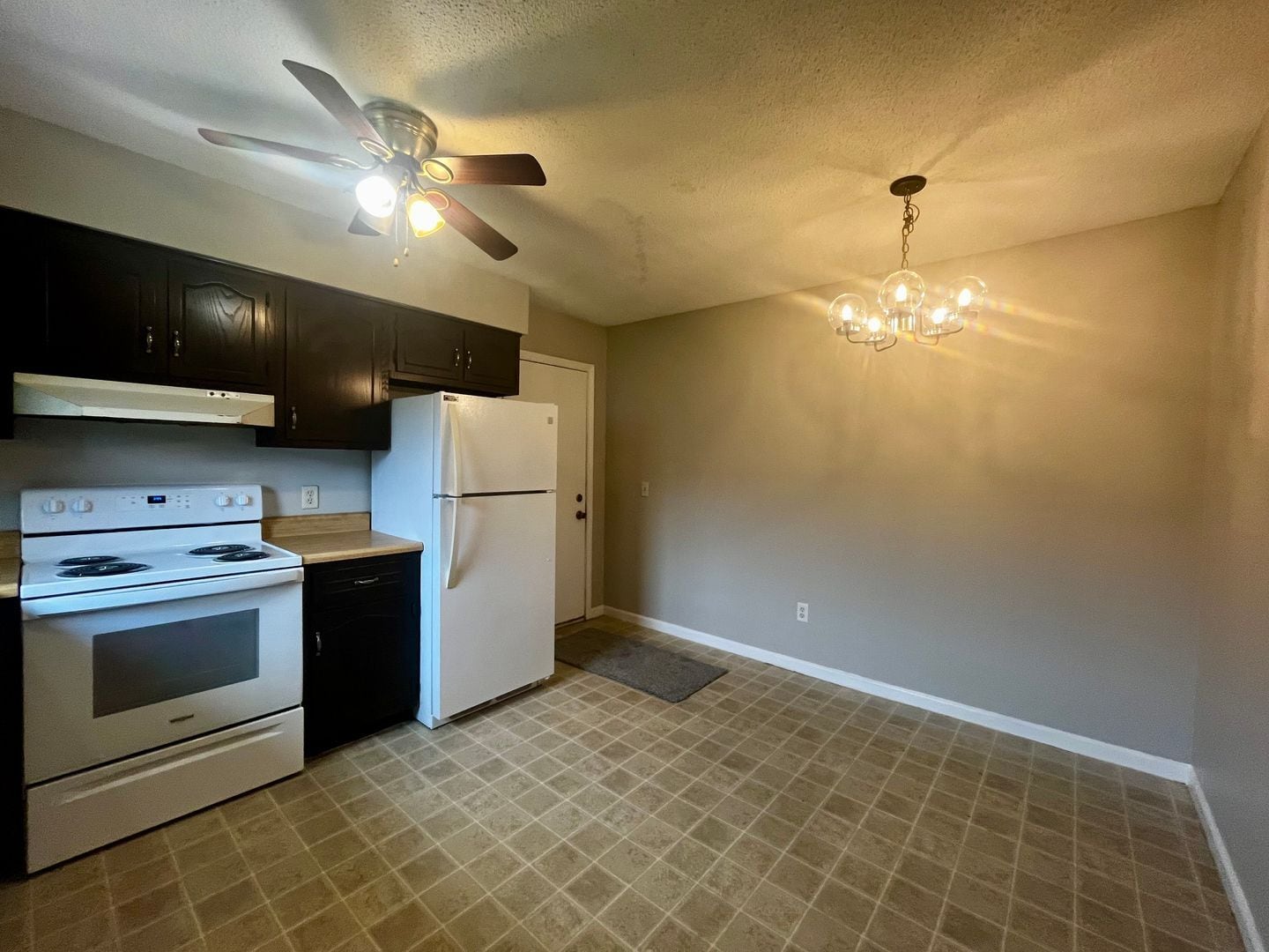 Building Photo - 3326 Kendale Dr