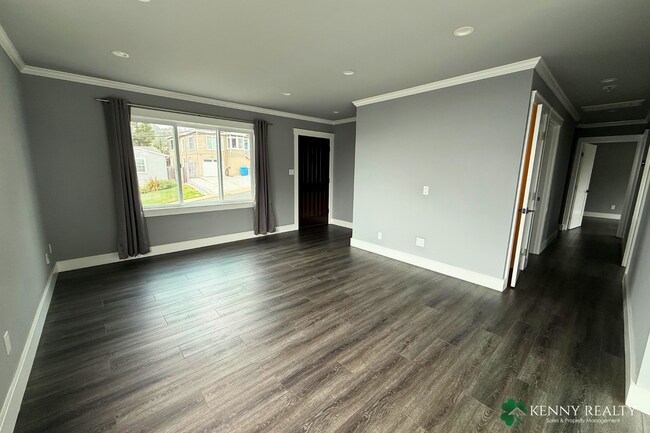 Building Photo - 424 Manor Dr