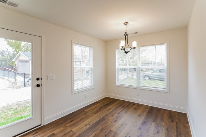 Building Photo - 658 19th Ave W