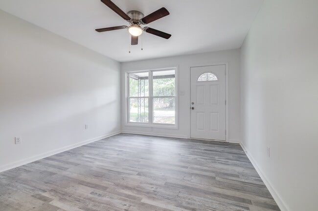 Building Photo - 925 Staley Ave