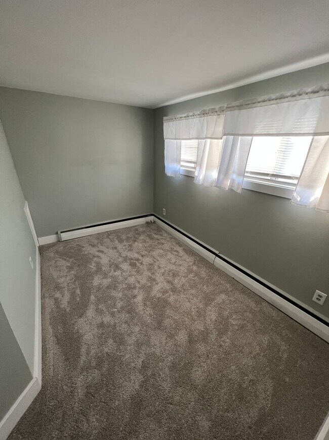 Building Photo - 4 bedroom 2 bath home in the Crabtree section of Levittown. Available for move in 6/1/2023