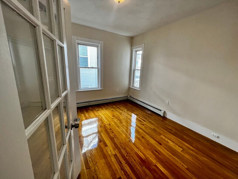 Building Photo - 19 Banks St