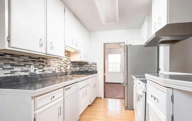 Building Photo - 2955 Huntington Dr