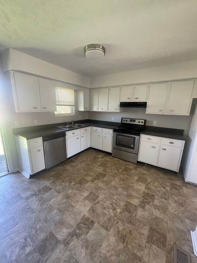 Building Photo - Two Bed/One Bath Centrally Located to West...