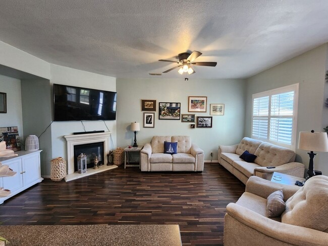 Building Photo - Beautiful Newman Home!