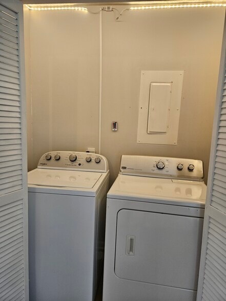Building Photo - 9 E Pine Ct