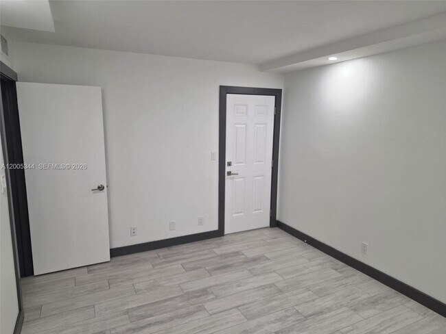 Building Photo - 660 Tennis Club Dr