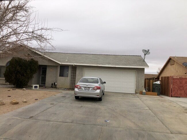 Building Photo - 2121 Phlox Ave