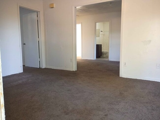 Building Photo - 705 S Van Buren St