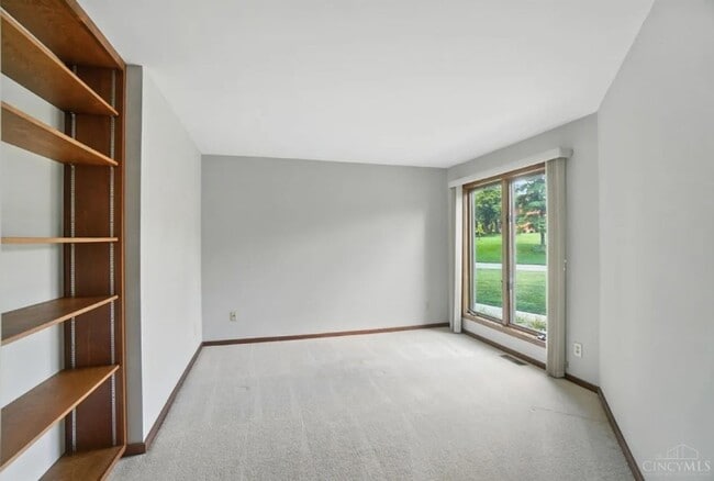 Building Photo - Luxury, Privacy, and Convenience All in One!