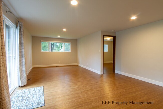 Building Photo - Bellevue Home in Phanton lake Area