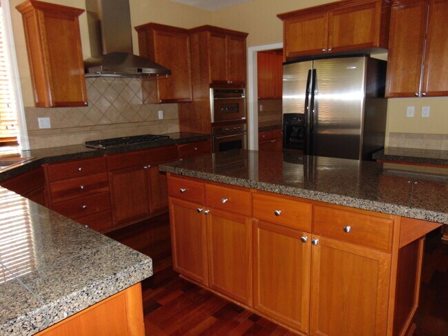 Building Photo - Beautiful 5 + bedroom home - In much desir...