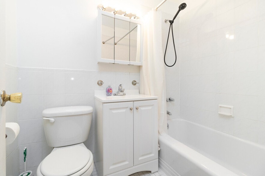 Building Photo - 250 E 82nd St