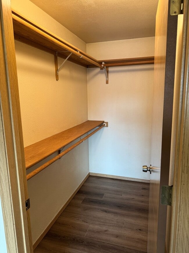 Building Photo - Freshly updated 3 bedroom 2 bathroom duple...