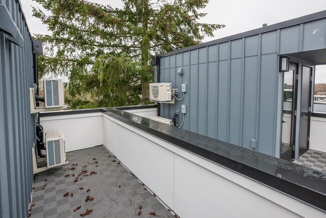 Building Photo - One year old townhome