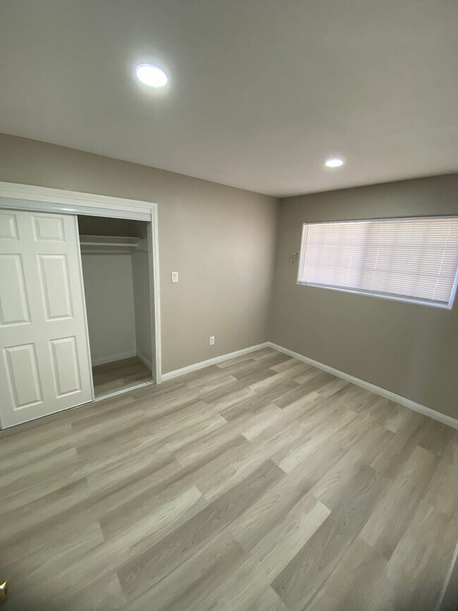 Building Photo - 2p2106