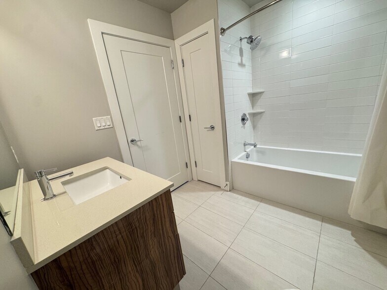 Building Photo - 250 Meridian St